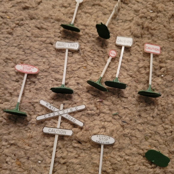 HO Scale Trian  4 Inch Power Poles  Crossing Signs Men - Picture 4 of 6